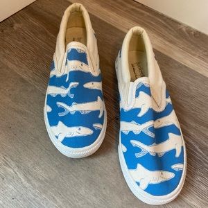Kids Bucketfeet size 1 canvas shark shoe